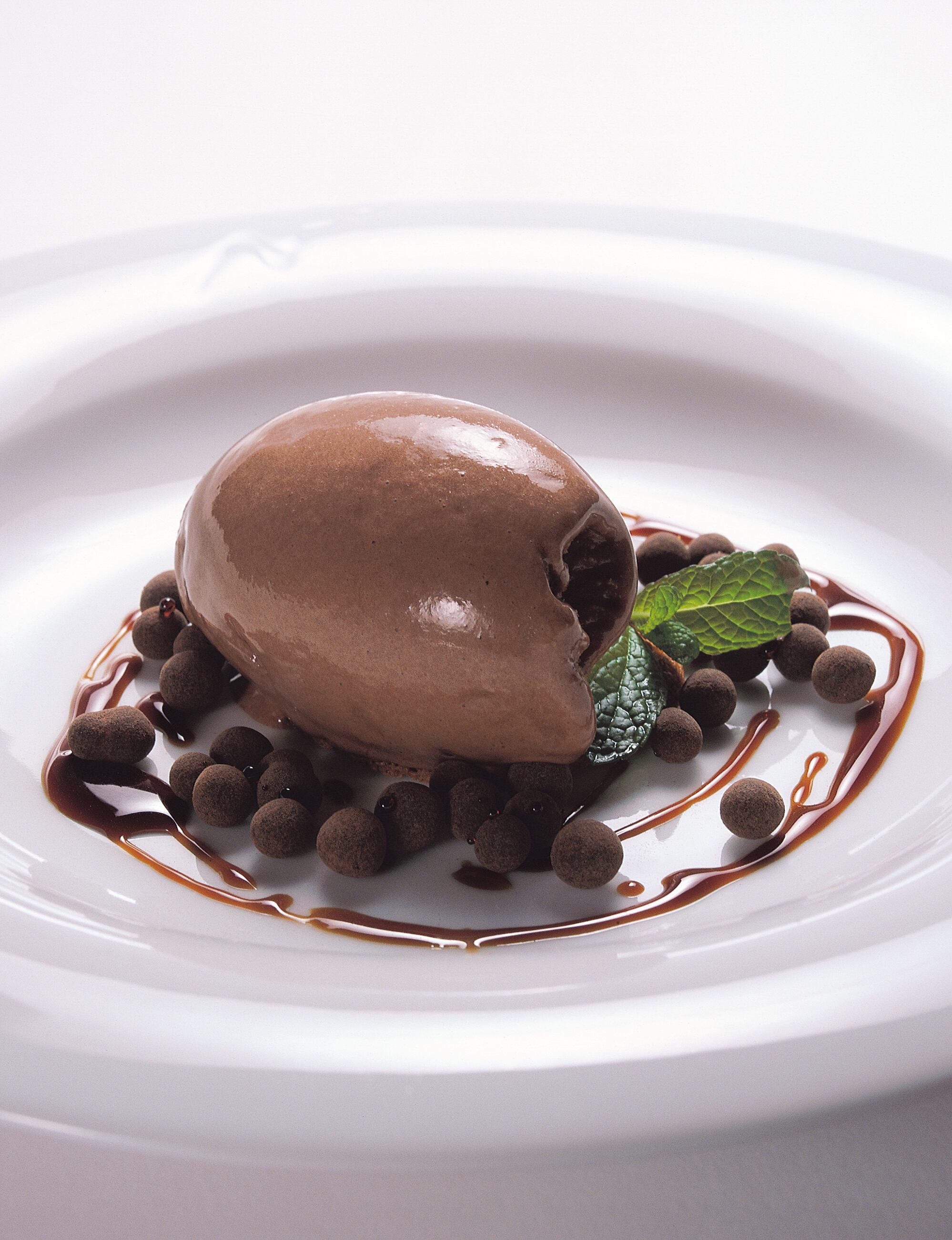 Quenelle de helado de chocolate de Angelo Corvitto incluidas en 'Los secretos del helado' (Grupo Vilbo).
