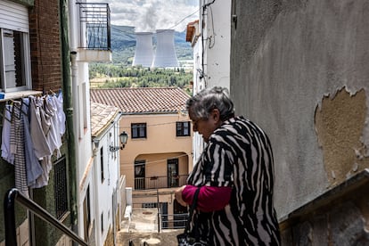 Una vecina de la localidad de Cofrentes con la central nuclear de Cofrentes al fondo, en una imagen de este lunes.