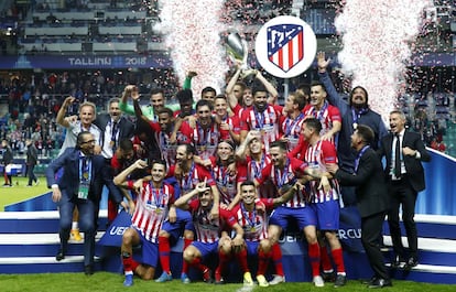 Todos los jugadores y técnicos del Atlético de Madrid posan con la Supercopa de Europa.