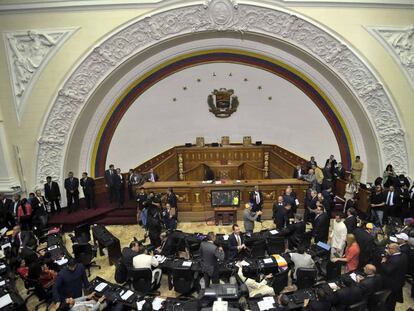 Deputados eleitos na Venezuela tomam posse na Assembleia Nacional. 