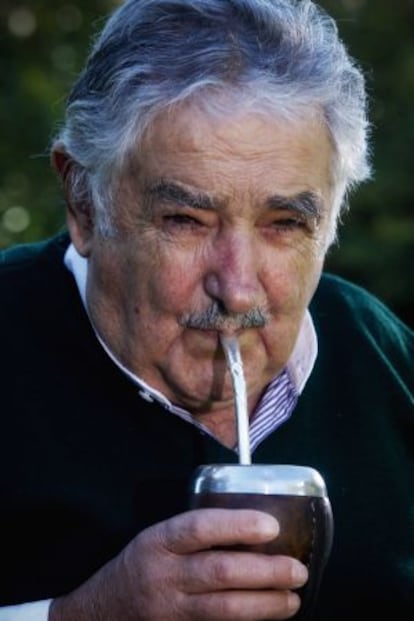 El presidente José Mujica toma mate tras la entrevista.