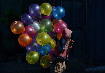 Un niño camina con globos en la ciudad afgana de Kabul, el 7 de febrero de 2013.