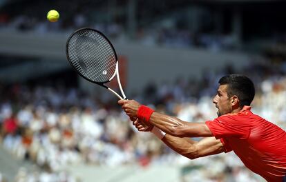 Djokovic, antes de golpear la bola ante Alcaraz.