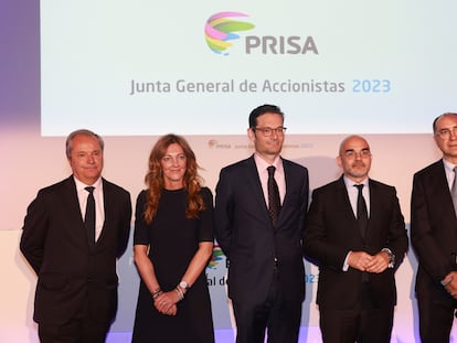 El secretario del consejo, Pablo Jiménez de Parga; la directora financiera, Pilar Gil; el presidente del grupo Prisa, Joseph Oughourlian; el presidente ejecutivo de Prisa Media, Carlos Núñez; y el presidente ejecutivo de Santillana, Francisco Cuadrado, en la junta general de accionistas de Prisa.