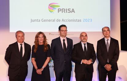 El secretario del consejo, Pablo Jiménez de Parga; la directora financiera, Pilar Gil; el presidente del grupo Prisa, Joseph Oughourlian; el presidente ejecutivo de Prisa Media, Carlos Núñez; y el presidente ejecutivo de Santillana, Francisco Cuadrado, en la junta general de accionistas de Prisa.