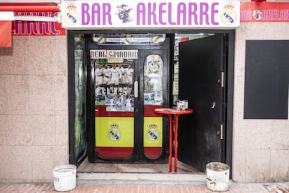 La zona en torno al Wanda se ha llenado de bares del Atlético de Madrid. El bar de Joaquín, que abrió sus puertas en Canillejas en 1986, no ha renunciado a su identidad merengue.