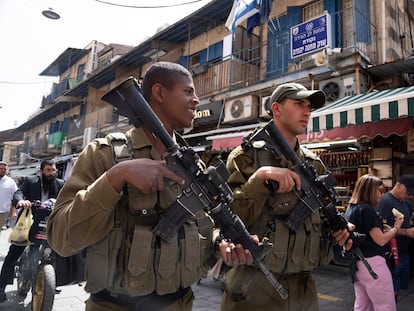 Soldados israelíes patrullan en un mercado, el domingo en Jerusalén.