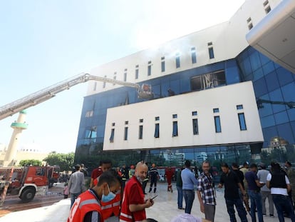 Bomberos y miemrbos de Protección Civil frente a la sede de la Compañía Nacional de Petróleo de Libia tras el asalto yihadista