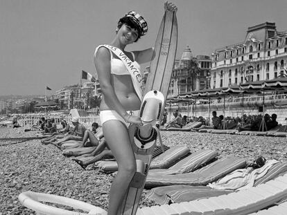 Playa de Niza en 1965, con la Reina de las Vacaciones en primer plano.