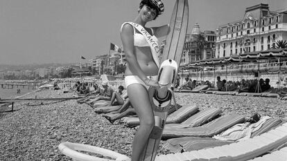 Playa de Niza en 1965, con la Reina de las Vacaciones en primer plano.