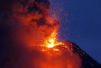 Las autoridades del país han señalado que unos 55.000 residentes se encuentra en refugios temporales. En la imagen, lanzamiento de lava del volcán Mayón (Filipinas), el 23 de enero de 2018.