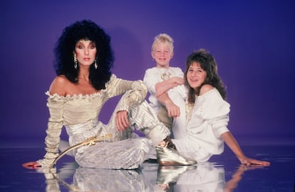 Retrato de familia. Cher posa con sus dos hijos en junio de 1981. Elijah Blue Allman (centro) nacido en 1976, es fruto del matrimonio de la cantante con el músico Gregg Allman, y Chaz Bono (derecha) nacida como Chastity en 1969, es hija de Cher y Sonny Bono, el primer marido de la cantante. Chaz se sometió a un proceso de cambio de sexo entre 2008 y 2010.