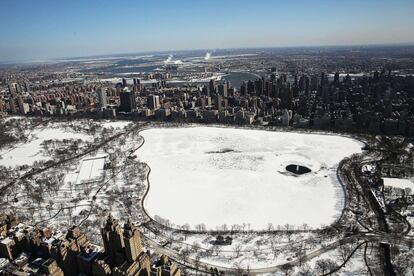 Na cidade de Buffalo, no norte do estado de Nova York, fronteira com o Canadá, a temperatura era de 19 graus negativos, com uma sensação térmica de 31 graus abaixo de zero.