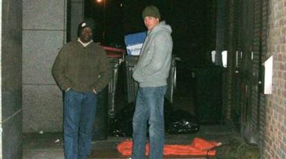 El príncipe William (a la derecha) se prepara para pasar la noche en la calle el pasado 15.