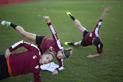 As jogadoras do clube Escolas de Futebol Logroño durante treinamento.