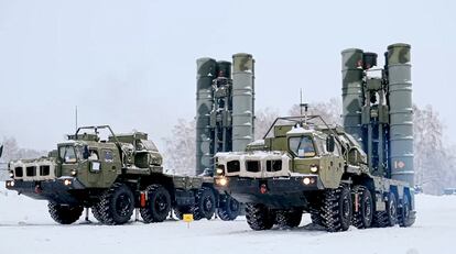 Sistemas antiaéreos rusos S-400 intervienen en un ejercicio militar realizado en Siberia el 14 de febrero de 2022.