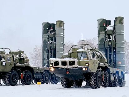 Sistemas antiaéreos rusos S-400 intervienen en un ejercicio militar realizado en Siberia el 14 de febrero de 2022.