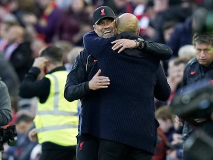 Klopp y Guardiola se abrazan tras el 2-2 en Anfield.