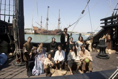 Los actores de <i>El corazón del océano</i> durante un descanso del rodaje, ayer en El Puerto de Santa María (Cádiz).