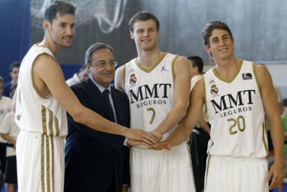 Florentino Pérez posa junto a Rudy Fernández, Jaycee Carroll y Martinas Pocius.