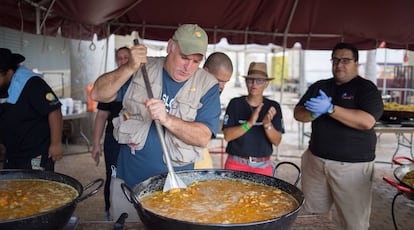 El chef José Andrés cocinando después del paso del huracán María, en Puerto Rico en 2017.