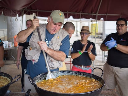 El chef José Andrés cocinando después del paso del huracán María, en Puerto Rico en 2017.