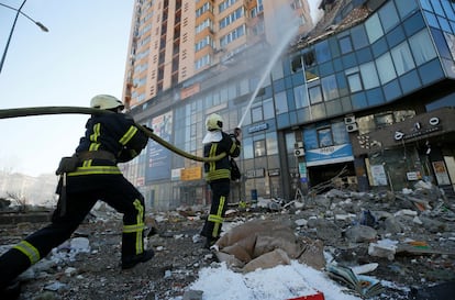 Los bomberos trabajan en un edificio de apartamentos dañado por los bombardeos de esta madrugada en Kiev. En la tercera jornada de la ofensiva rusa en Ucrania, los ataques han acorralado al corazón de la capital.