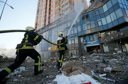 Los bomberos trabajan en un edificio de apartamentos dañado por los bombardeos de esta madrugada en Kiev. En la tercera jornada de la ofensiva rusa en Ucrania, los ataques han acorralado al corazón de la capital.