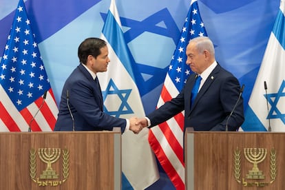 El secretario de Estado de EE UU, Marco Rubio, estrecha la mano del primer ministro israelí, Benjamín Netanyahu, este domingo en Jerusalén.