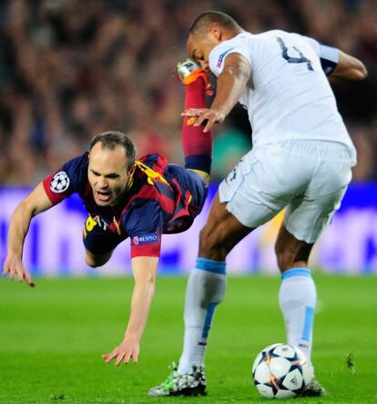 Iniesta es entrado por Kompany