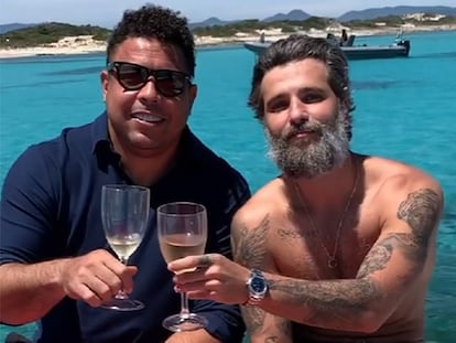 Ronaldo e o ator Bruno Gagliasso, em Formentera, em imagem divulgada pelo ator brasileiro.