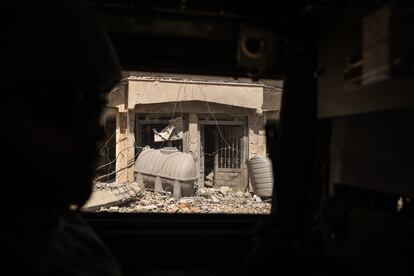 Vivienda destruida por un bombardeo israelí en el sur de Líbano, vista desde el blindado. Diego Ibarra Sánchez para el PAÍS