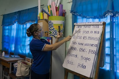 Además de aprender a usar diferentes plataformas de comunicación 'online', la profesora Fany Raquel Aquino adaptó su metodología y sus materiales pedagógicos de siempre para que sus alumnos del tercer grado no abandonen la escuela.