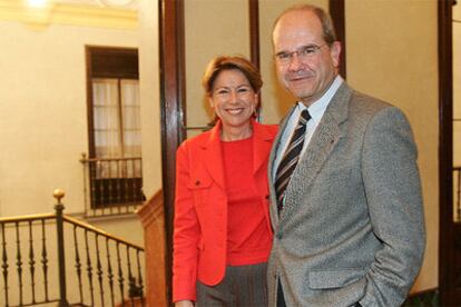 Magdalena Álvarez y Manuel Chaves, ayer, al término de la reunión en el Palacio de San Telmo (Sevilla).