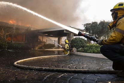 Los equipos de emergencia se han desplegado en toda la zona. 