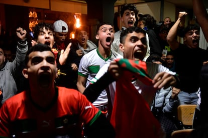 Marroquíes siguen el Marruecos -España de octavos en un bar de Tudela. 