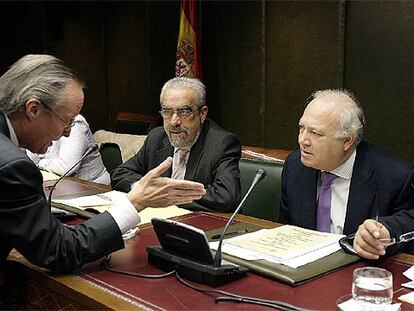 Josep Piqué (izquierda) habla con el ministro de Exteriores, Miguel Ángel Moratinos (derecha), en el Senado.