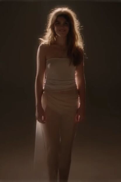 Aunque se ve tan solo durante los ltimos segundos de la pieza, el look de Amaia en el videoclip de Un nuevo lugar no dej a nadie indiferente.
Tal y como contaron sus creadoras, se trata de una creacin improvisada de Elena Contreras, que ha trabajado varias veces con la cantante en sus estilismos, y que cre esta delicada pieza con un top y un poco de tela de tul.