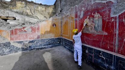 Arqueólogo mostra alguns dos novos afrescos encontrados em Pompeia