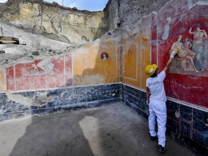 Arqueólogo mostra alguns dos novos afrescos encontrados em Pompeia