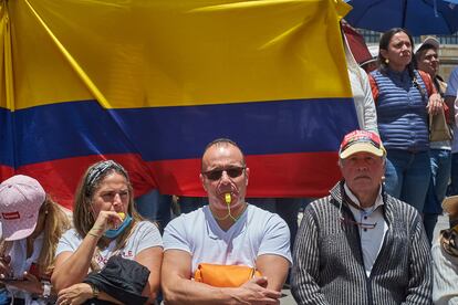 Manifestantes de oposición a su llegada a la Plaza de Bolívar, principal parque de Bogotá.