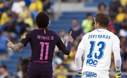 El jugador del Barcelona Neymar celebra su gol con el que ha abierto el marcador ante Las Palmas.