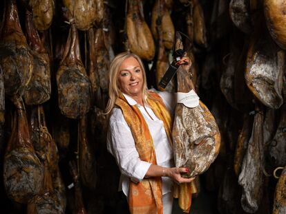 Remedios Sánchez, en la bodega de jamones de la empresa que lleva su mismo nombre, en Guijuelo (Salamanca).