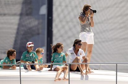 La infanta Elena, de pie, toma fotos desde la cubierta del 'Somni'. Junto a ella están su prima, María Zurita, sus hijos Felipe Juan Froilán y Victoria Federica (extremos) y sus sobrinos Pablo Nicolás y Juan Valentín (centro).