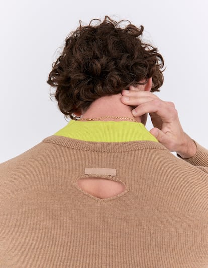 'Guitarrica' viste polo y jersey Prada.