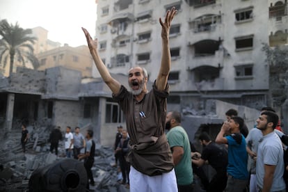 Un hombre grita tras un ataque israelí, en Jan Yunis, en el sur de la franja de Gaza, este sábado.