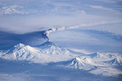 Fotografía facilitada por la NASA, durante la erupción del volcán Kliuchevskoi, en Siberia (Rusia), tomada desde la Estación Espacial Internacional.