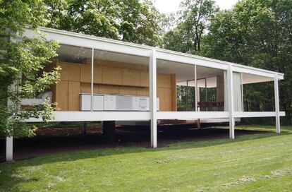 El mític habitatge amb el qual Ludwig Mies Van der Rohe va seduir i va enfonsar la nefròloga Edith Farnsworth va partir de la clariana d'un bosc al costat del riu Fox a Plano, Illinois (Estats Units), i es va inaugurar el 1951.