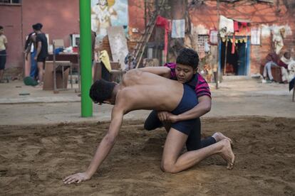 Neha Kumari lucha contra un chico sobre el ring de tierra de Delhi.