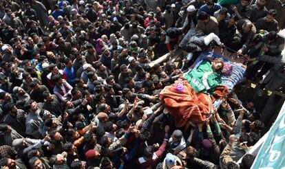 Aldeanos de Cachemira portan el cuerpo de un sospechoso rebelde, en Pulwama (India).